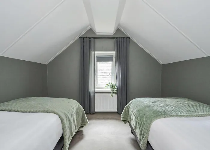 3 Bedroom Stunning In בית נופש Kerkdriel